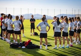 Las futbolistas del Granada escuchan a su nueva entrenadora, Irene Ferreras, antes de empezar el entrenamiento.