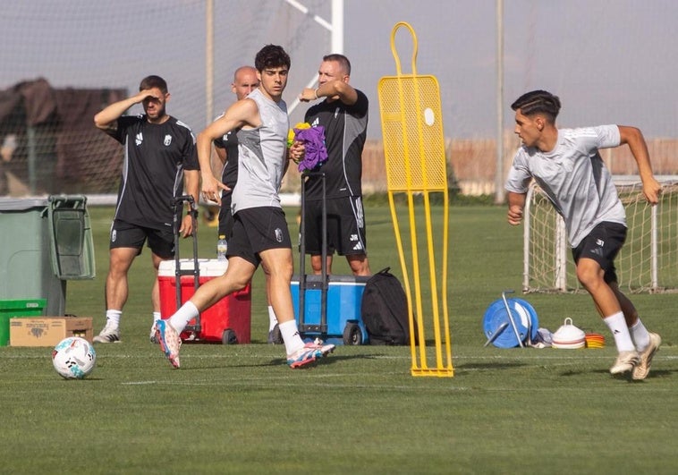 Pacheta trabaja la salida de balón sin Sergio Ruiz