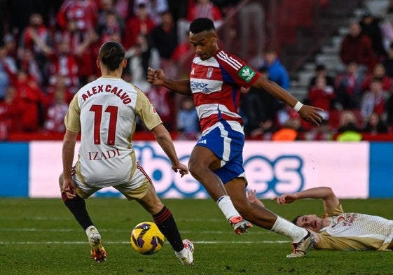 Loïc Williams deja atrás a varios futbolistas del Mirandés en Los Cármenes la temporada pasada.