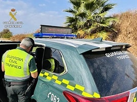 La Guardia Civil da caza al conductor que se saltó un stop y atropelló a un ciclista