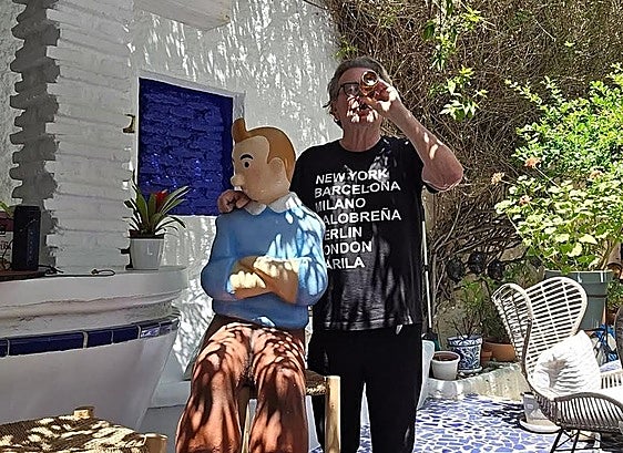 Colin Bertholet, de paseo por Salobreña con Tintín.