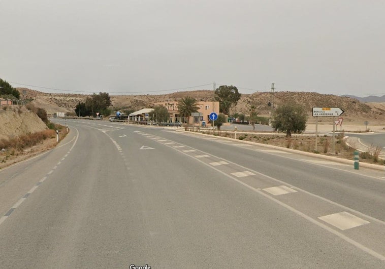 Un muerto y dos heridos en una colisión múltiple entre dos turismos y un camión hormigonera en Cuevas