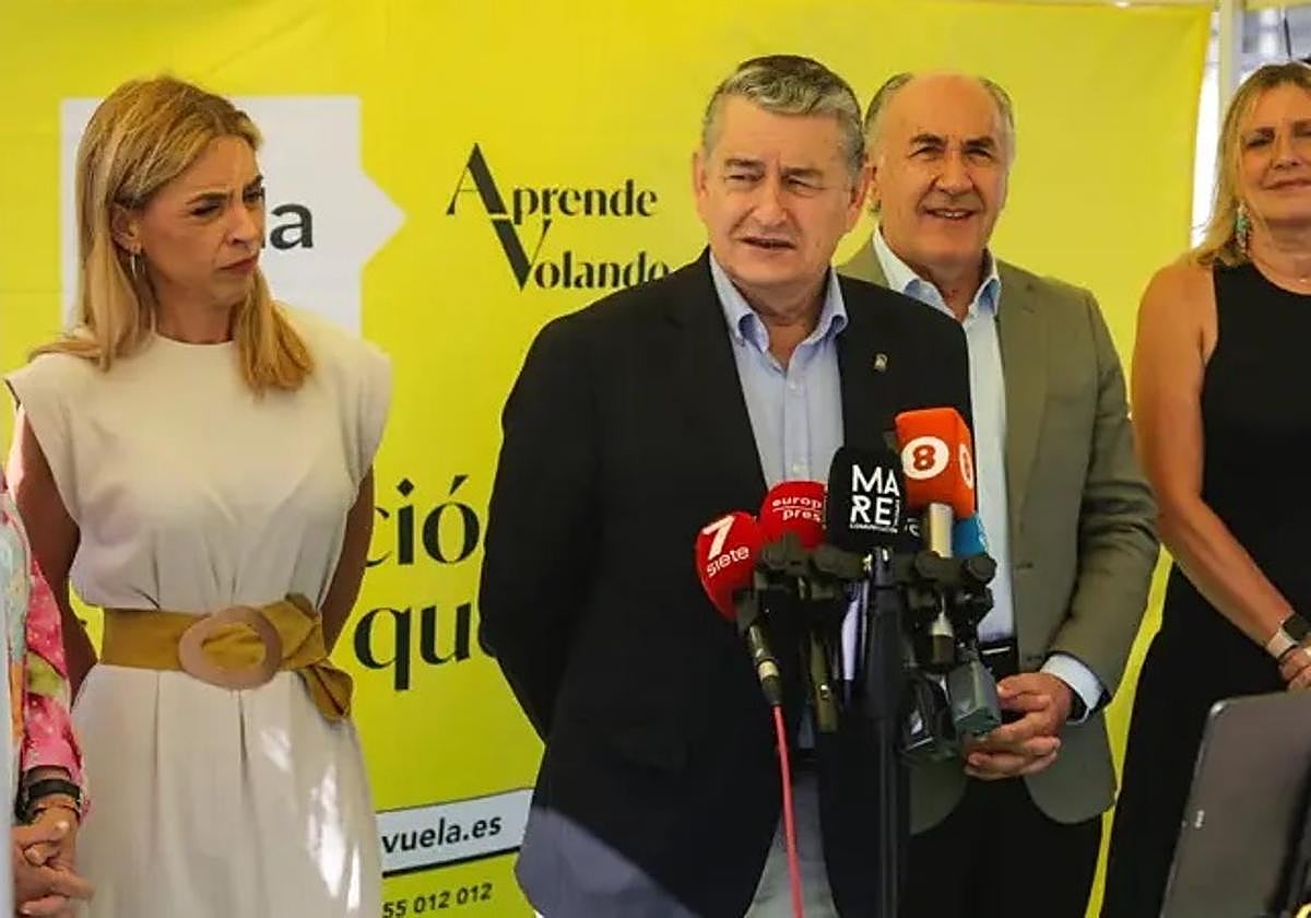 El consejero de la Presidencia, Interior, Diálogo Social y Simplificación Administrativa, Antonio Sanz, atiende a los medios en Algeciras