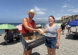 Alberto vende una torta a una veraneante.