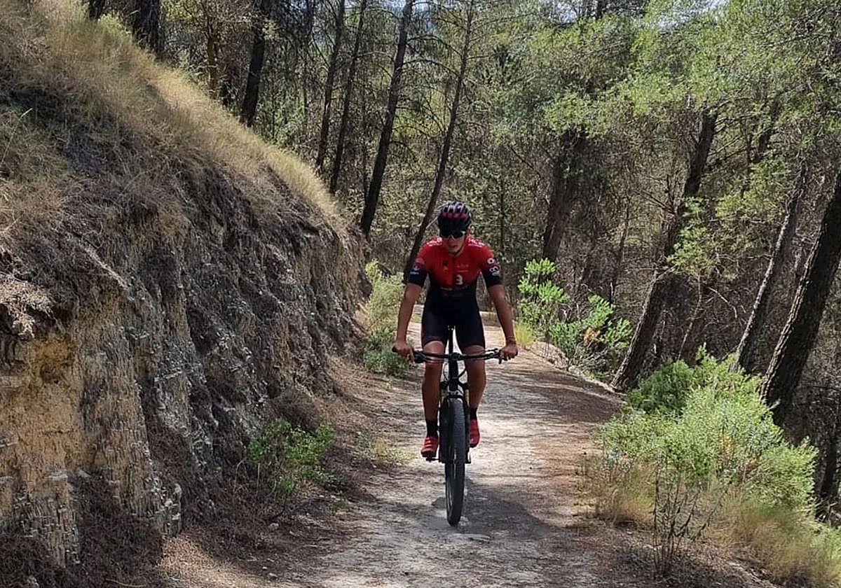 Un miembro del comité organizador comprueba el circuito.