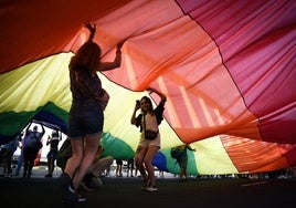 Imagen de una bandera de gran formato durante un desfile por el Día del Orgullo LGTBI.