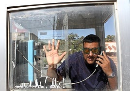 El Patica, en la cabina de teléfonos que hay en la plaza del pueblo, en Cacín.