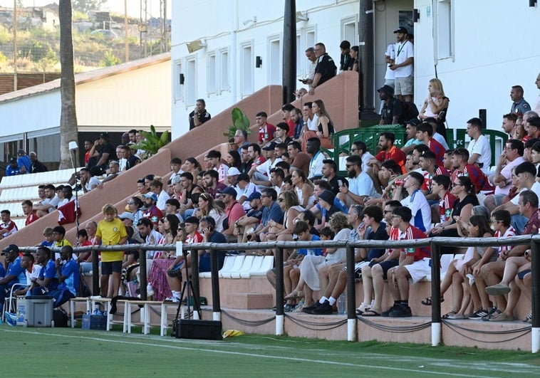 La afición del Granada también se deja notar en Marbella