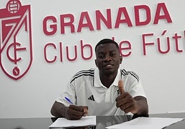 Dominique Moubeke firma su contrato.