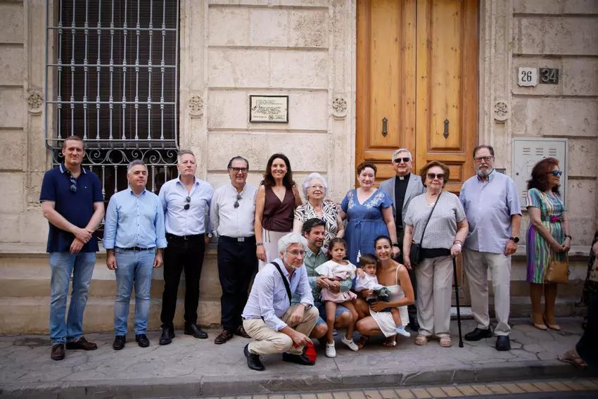 Descubrimiento de la placa conmemorativa en la casa natal de Juan Martínez Martín.