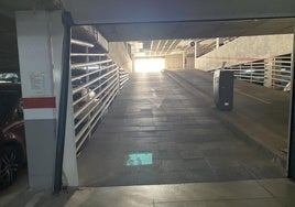 Puerta averiada en una zona de tránsito de vehículos en el parking de Dr Martínez Oña-