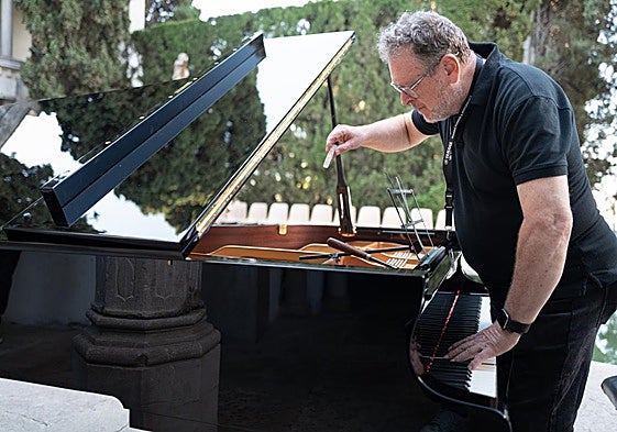 José María Leonés, en plena labor de retoque de afinación de un piano.