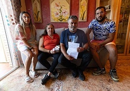 La familia Retamero Morales en su vivienda.