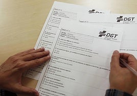 Pillan a tres andaluces copiando en el examen teórico de conducir.