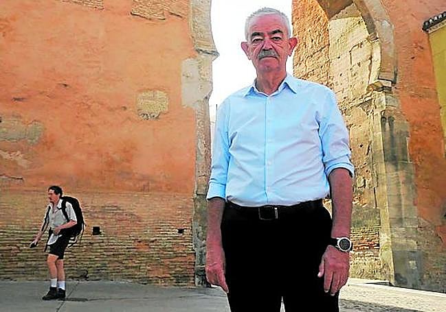 El profesor Sánchez-Montes, ante el Arco de Elvira.