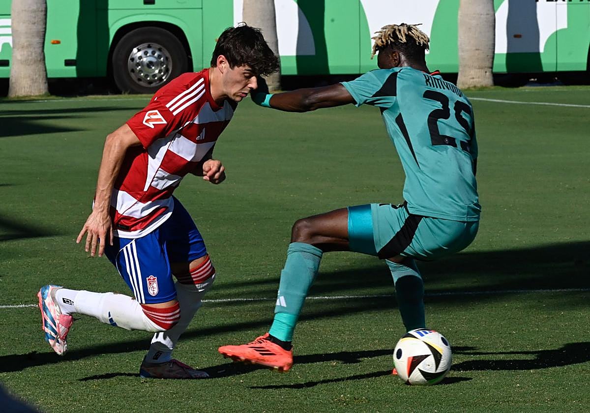 Pablo Sáenz tira un caño a un futbolista del Orlando Pirates.