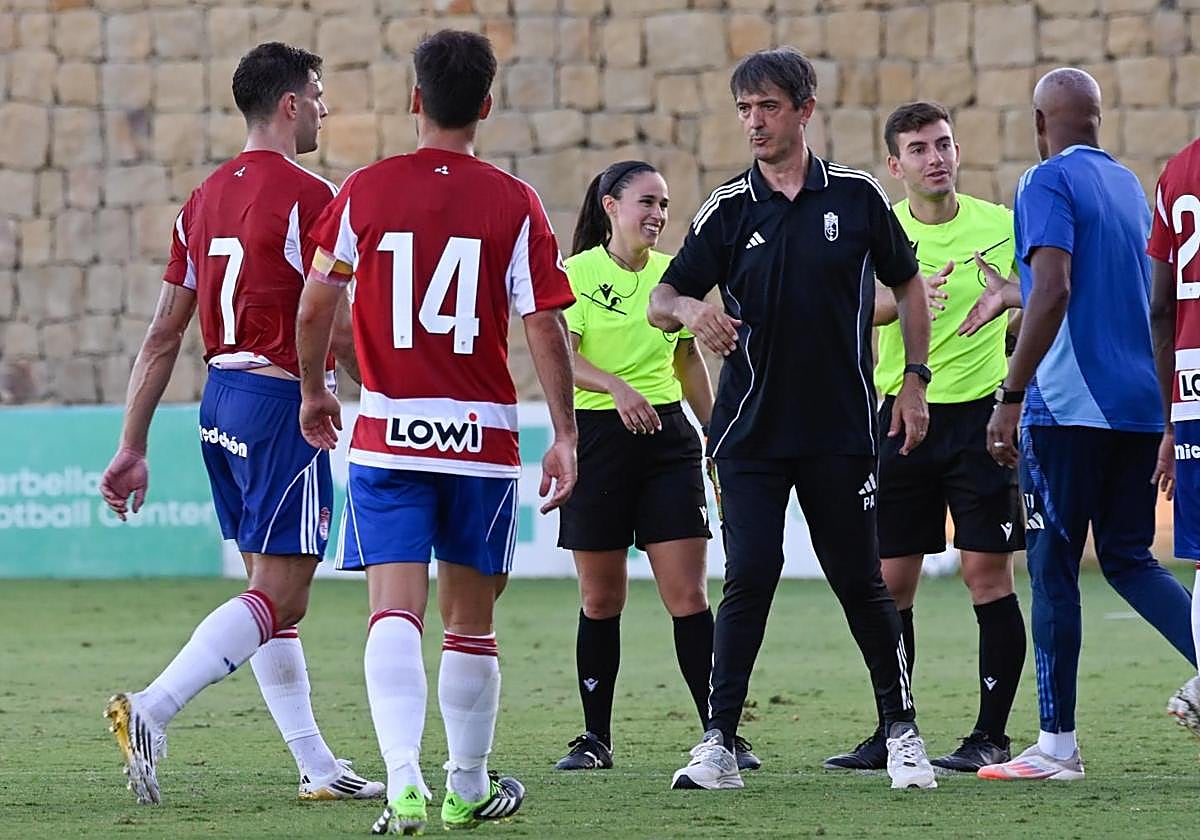 Pacheta felicita a sus futbolistas por el esfuerzo tras el partido con el Orlando Pirates.