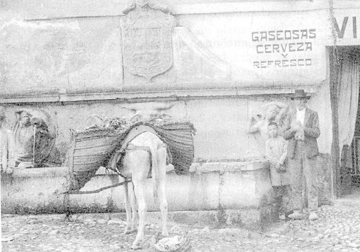 Estampa de comienzos de siglo XX con el Pilar del Toro en la calle Elvira.