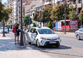 Imagen de archivo de unas clientas cogiendo un taxi en Granada.