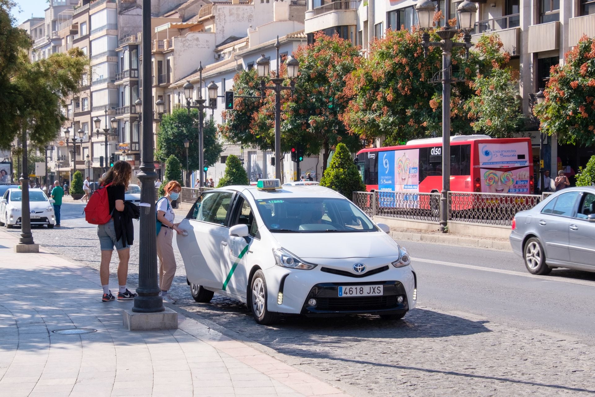 Imagen de archivo de unas clientas cogiendo un taxi en Granada.
