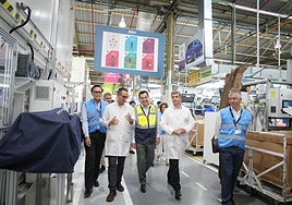 Visita de Juanma Moreno a la planta de Valeo, en Martos.