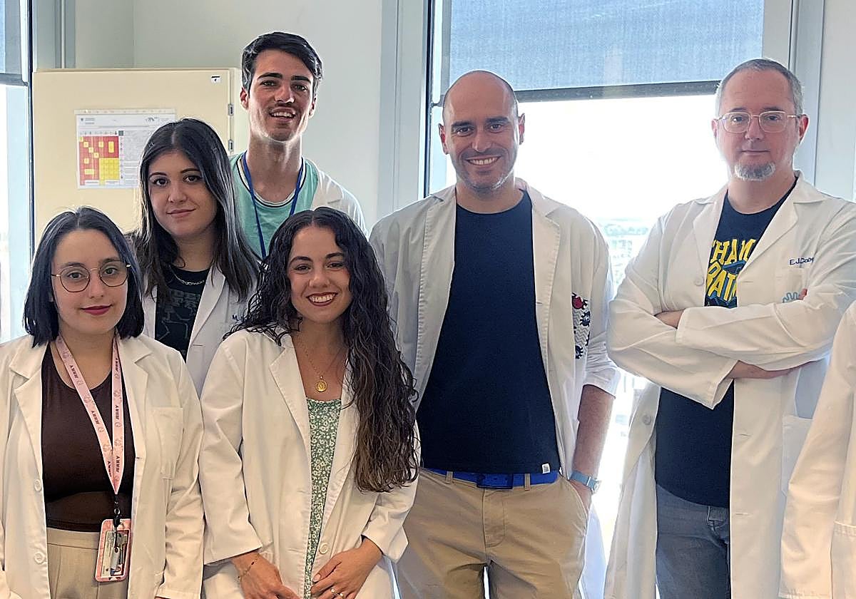 Los investigadores principales del estudio, en el Centro de Investigación Biomédica (CIBM) de la UGR. De izquierda a derecha: Amada Puerto Moya, Míriam Santos Caballero, M. Ángel Huerta Martínez, María Robles Funes, Rafael González Cano, Enrique J. Cobos del Moral y M. Carmen Ruiz Cantero.