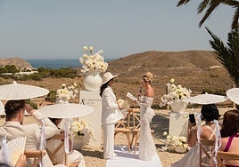 Una pareja lee sus votos en Cabo de Gata.