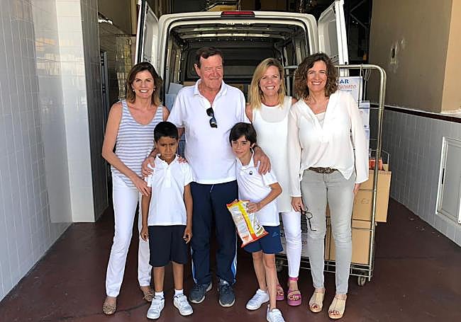 Damián Carmona Maldonado con sus hijas y nietos. ideal