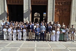 Nicolás Ruiz y Paco Reyes junto a los estudiantes becados.