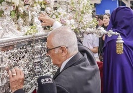 Paco Carrasco con el martillo del paso de palio de la Caridad