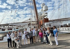 Foto de familia sobre el Juan Sebastián Elcano.