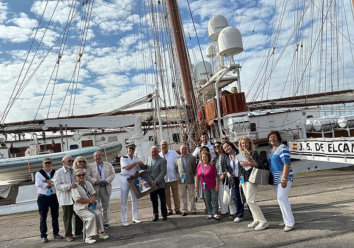 Foto de familia sobre el Juan Sebastián Elcano.