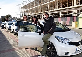 Tres usuarios de 'BlaBlaCar' antes de iniciar su viaje en coche compartido.