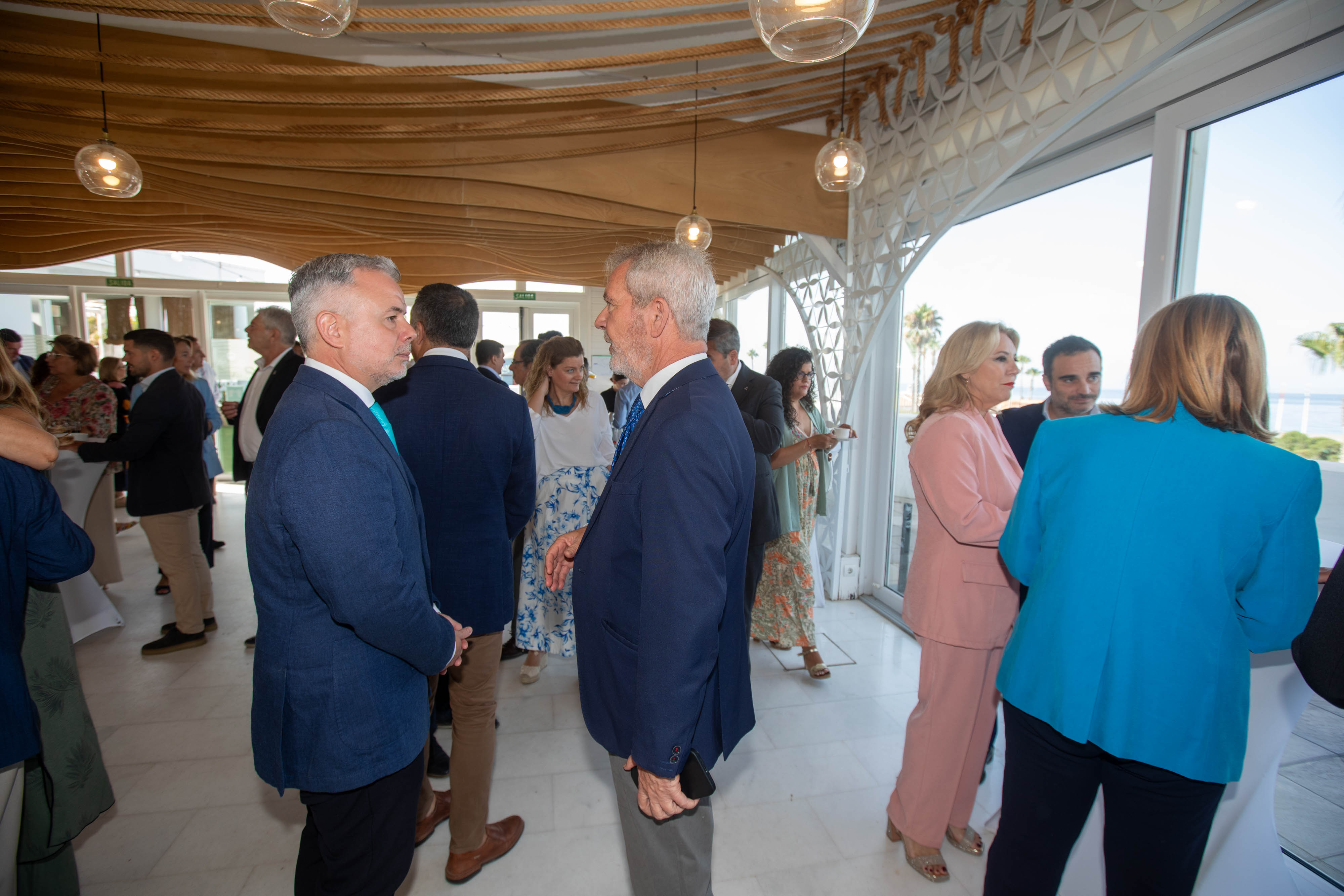 Las imágenes del desayuno informativo con la consejera Carolina España