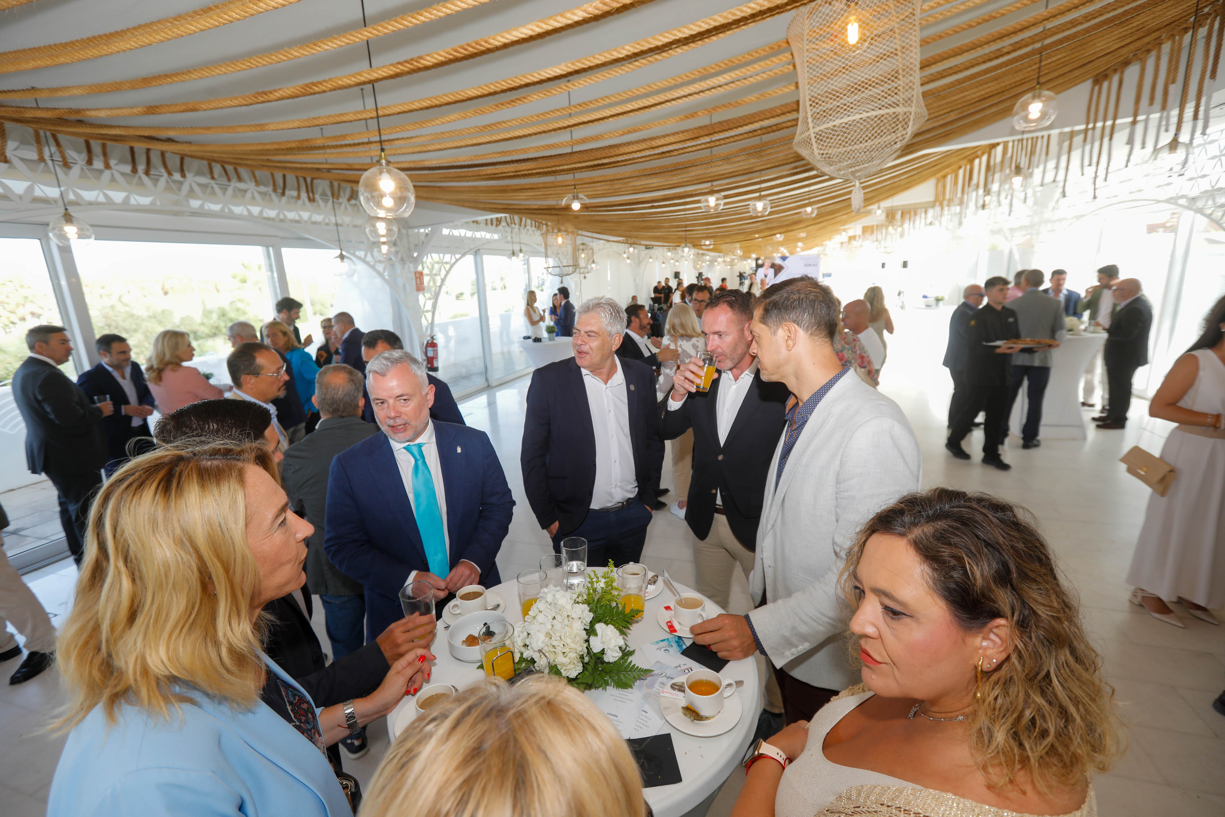 Las imágenes del desayuno informativo con la consejera Carolina España