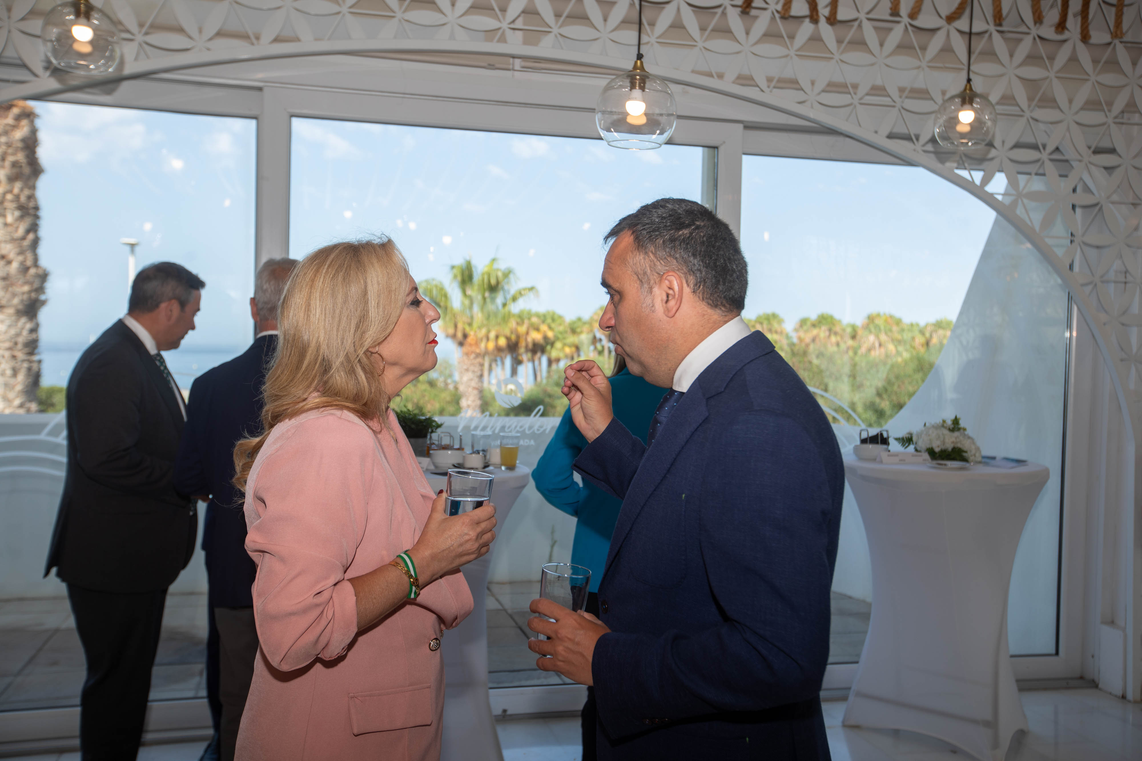 Las imágenes del desayuno informativo con la consejera Carolina España