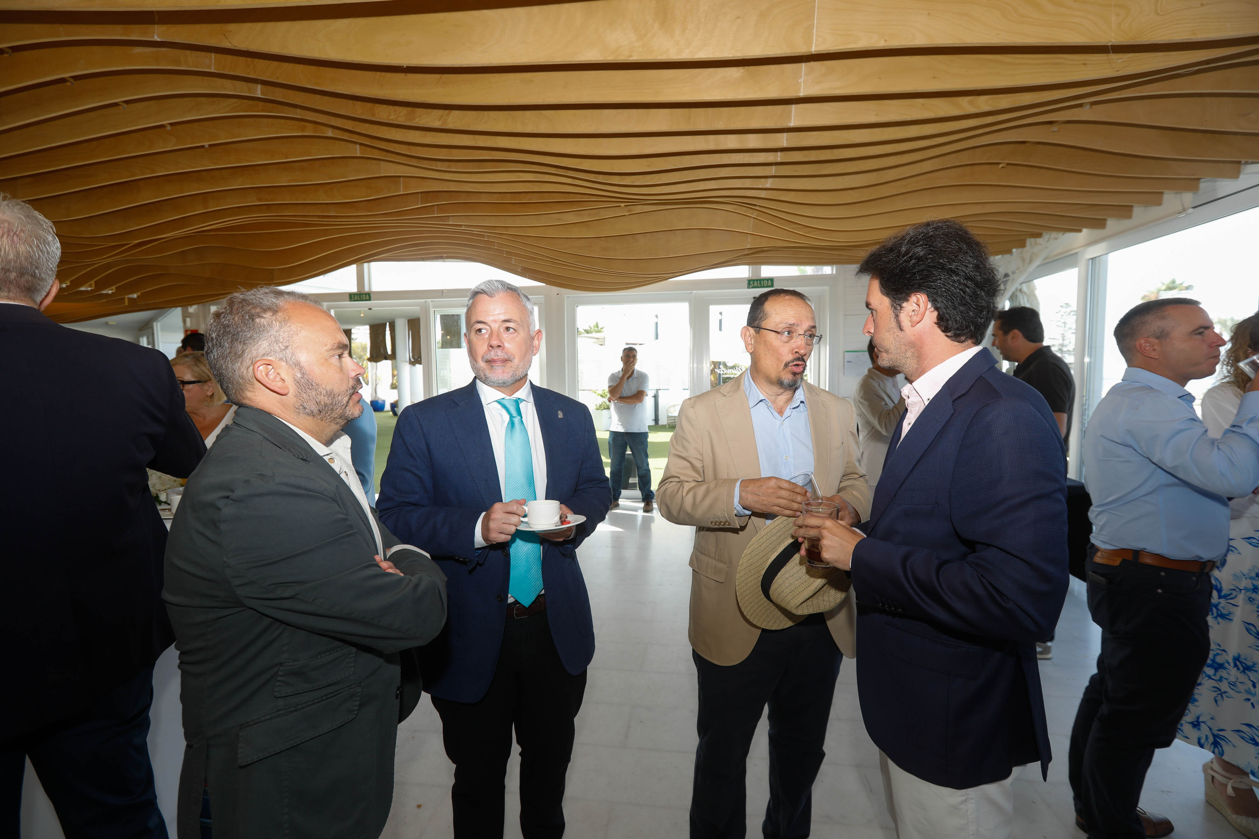 Las imágenes del desayuno informativo con la consejera Carolina España