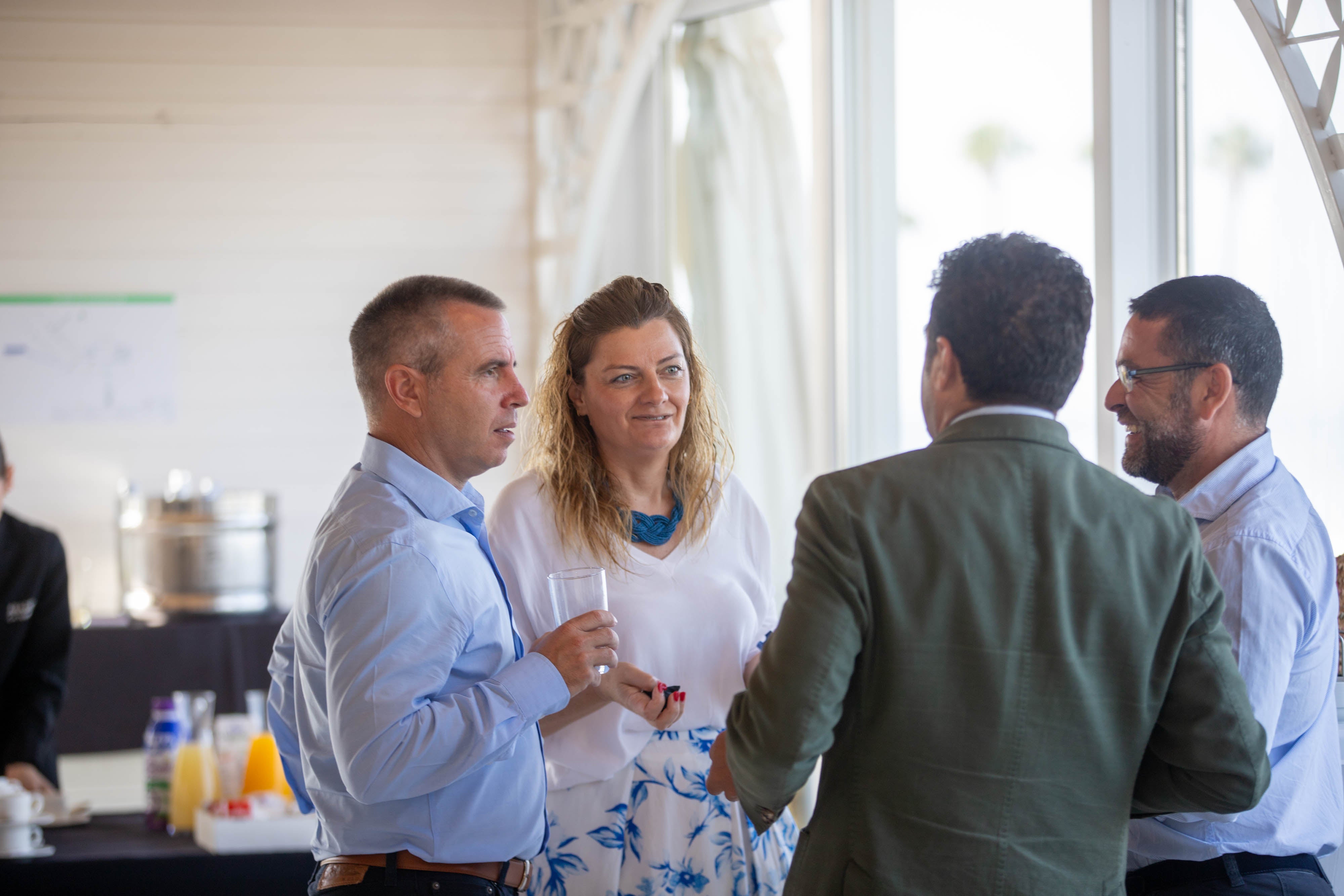 Las imágenes del desayuno informativo con la consejera Carolina España