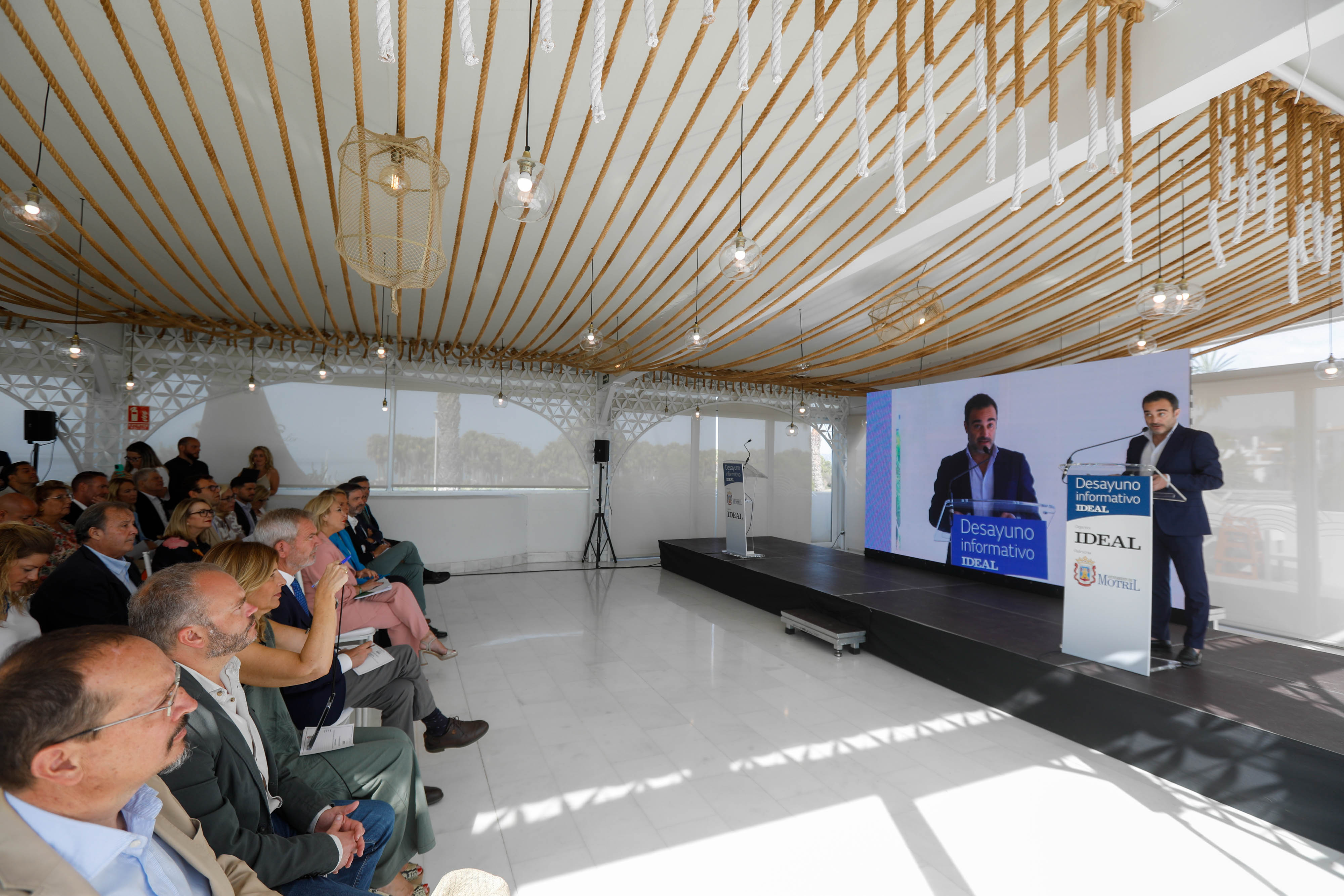 Las imágenes del desayuno informativo con la consejera Carolina España