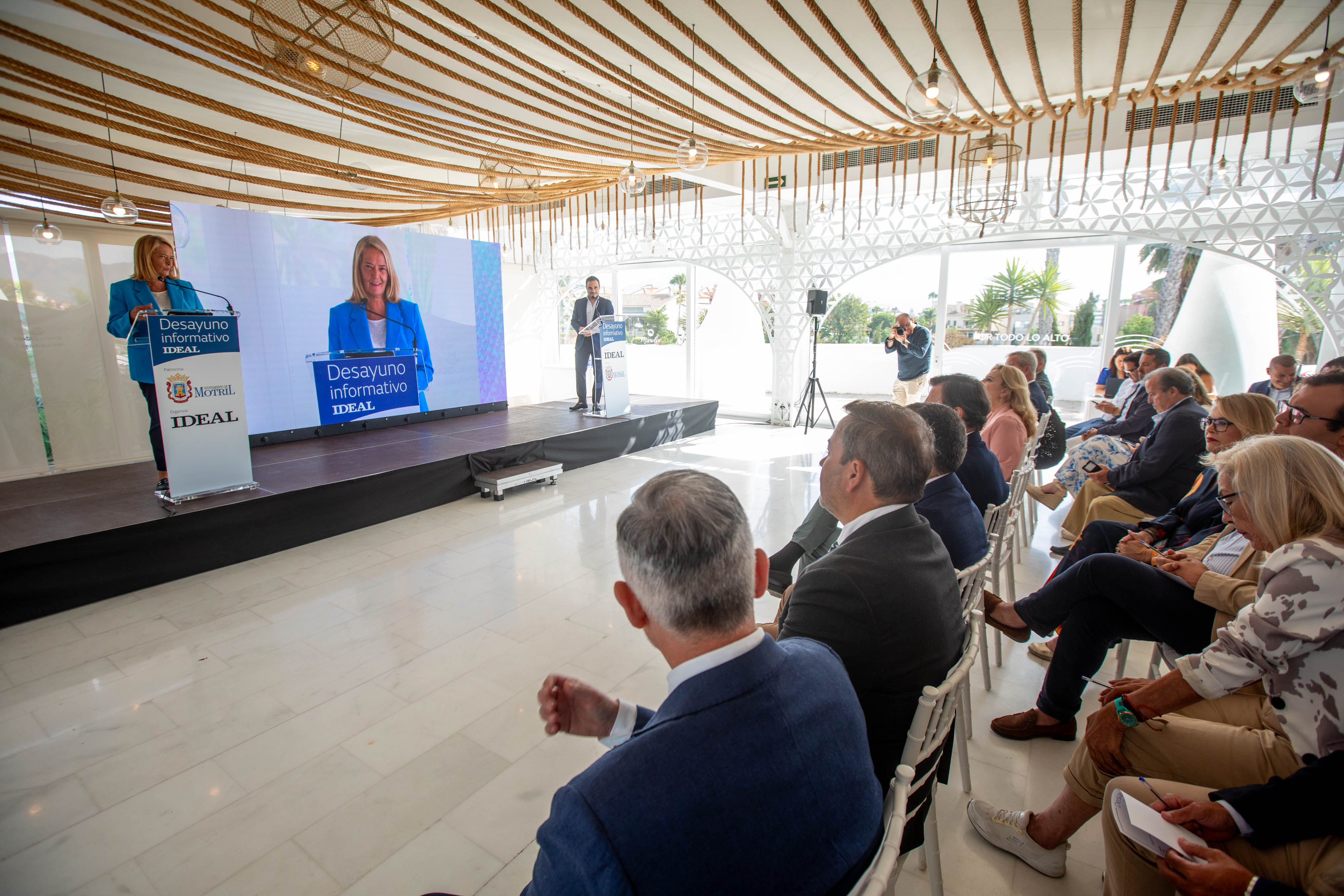 Las imágenes del desayuno informativo con la consejera Carolina España