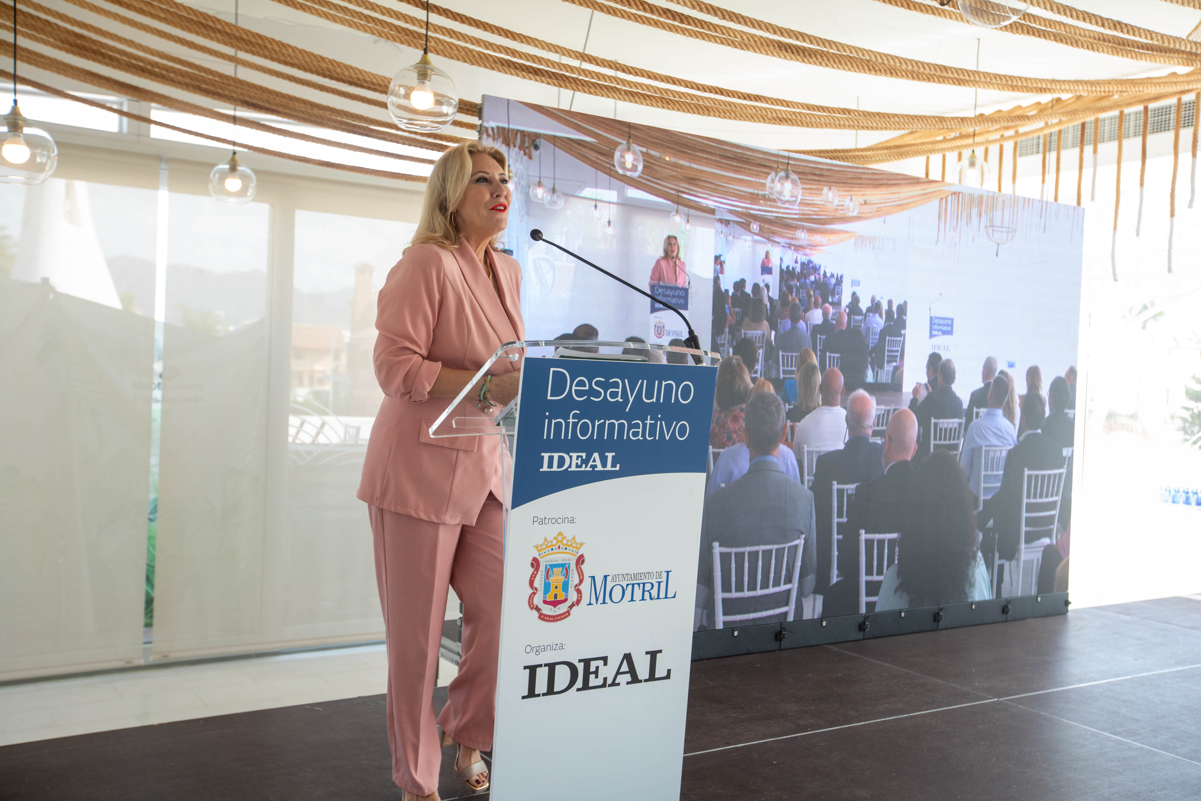 Las imágenes del desayuno informativo con la consejera Carolina España