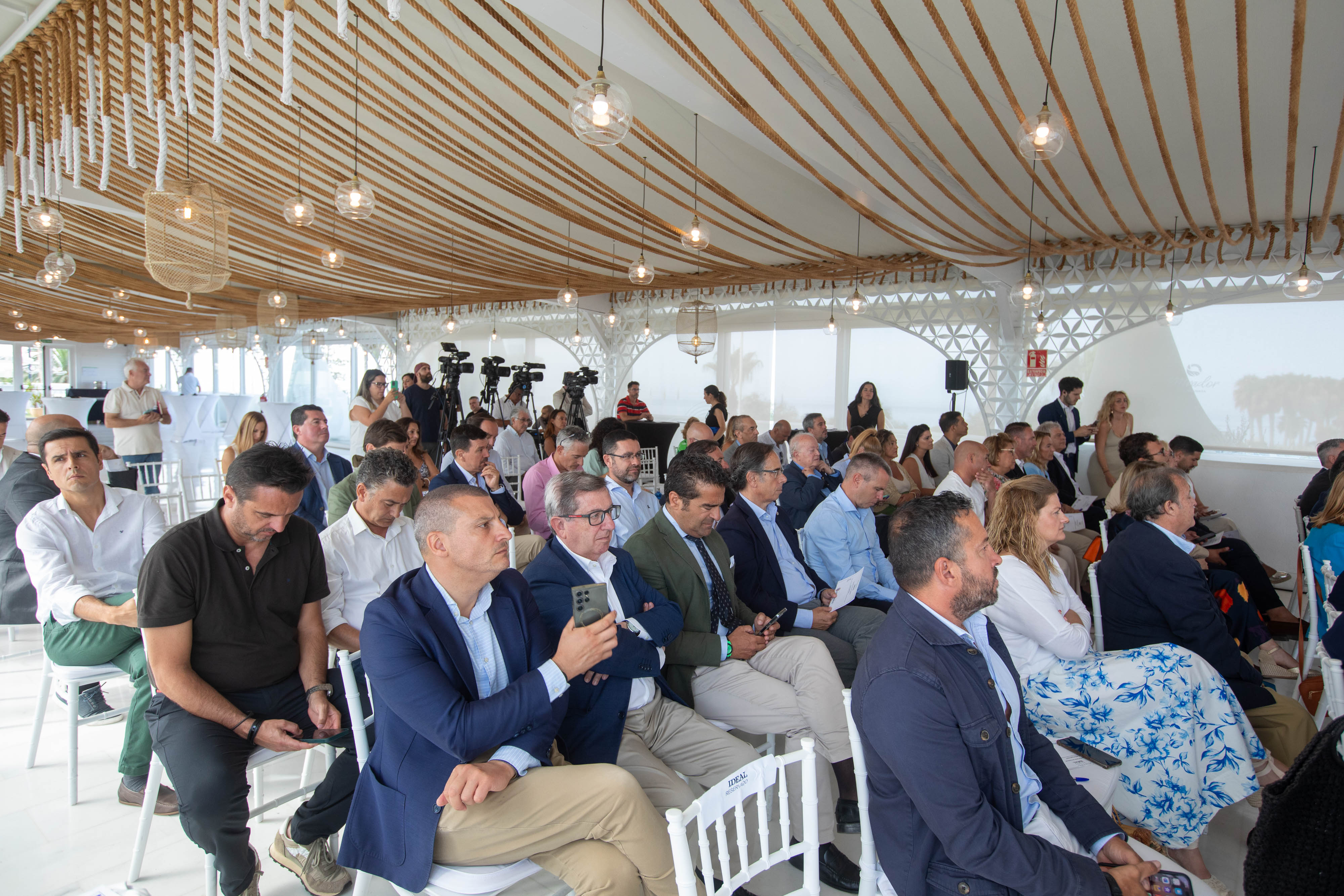 Las imágenes del desayuno informativo con la consejera Carolina España