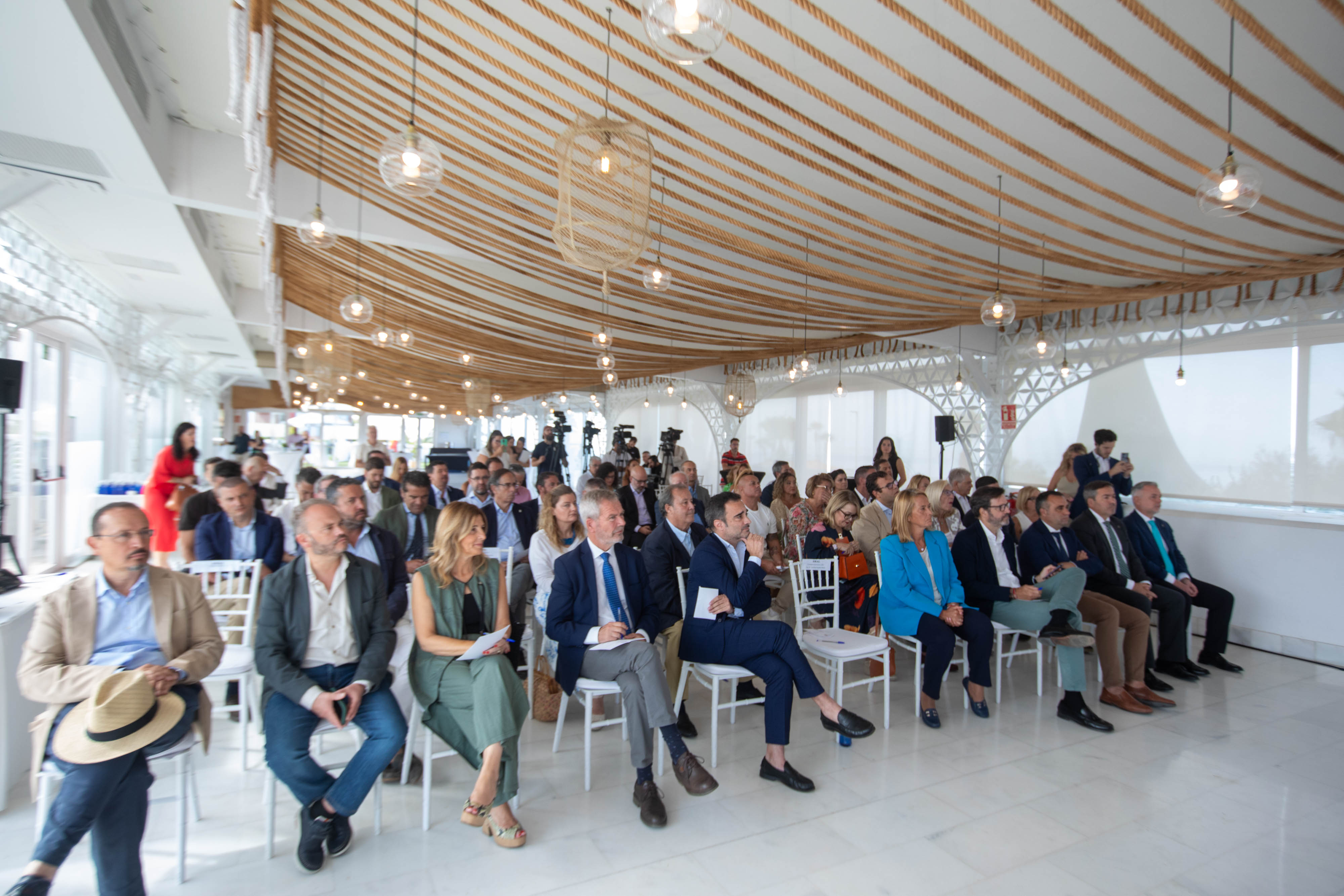 Las imágenes del desayuno informativo con la consejera Carolina España