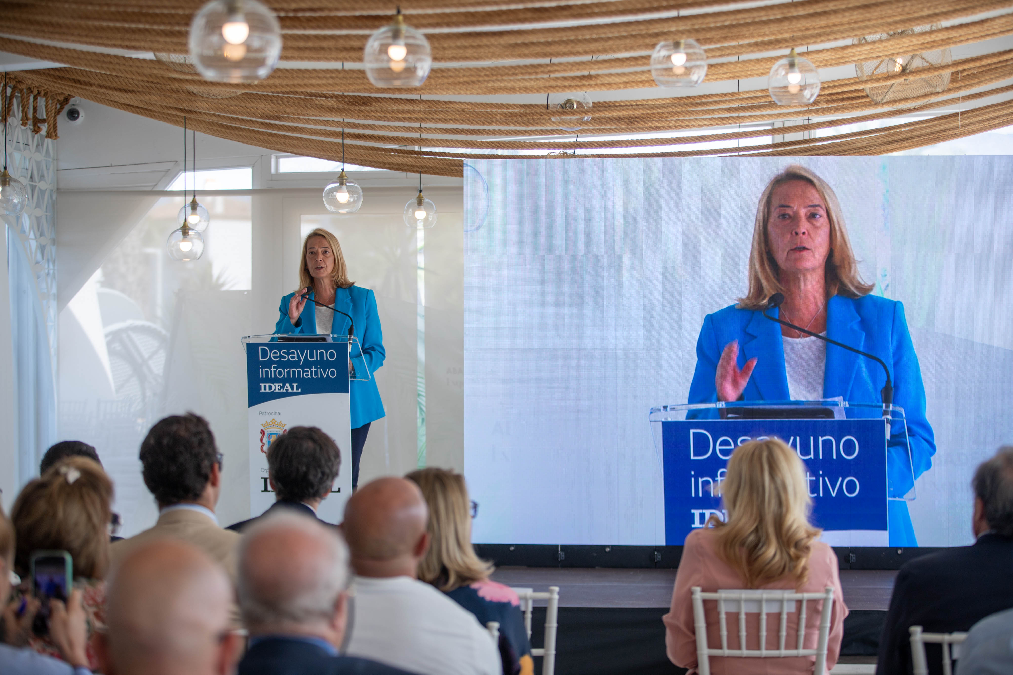 Las imágenes del desayuno informativo con la consejera Carolina España