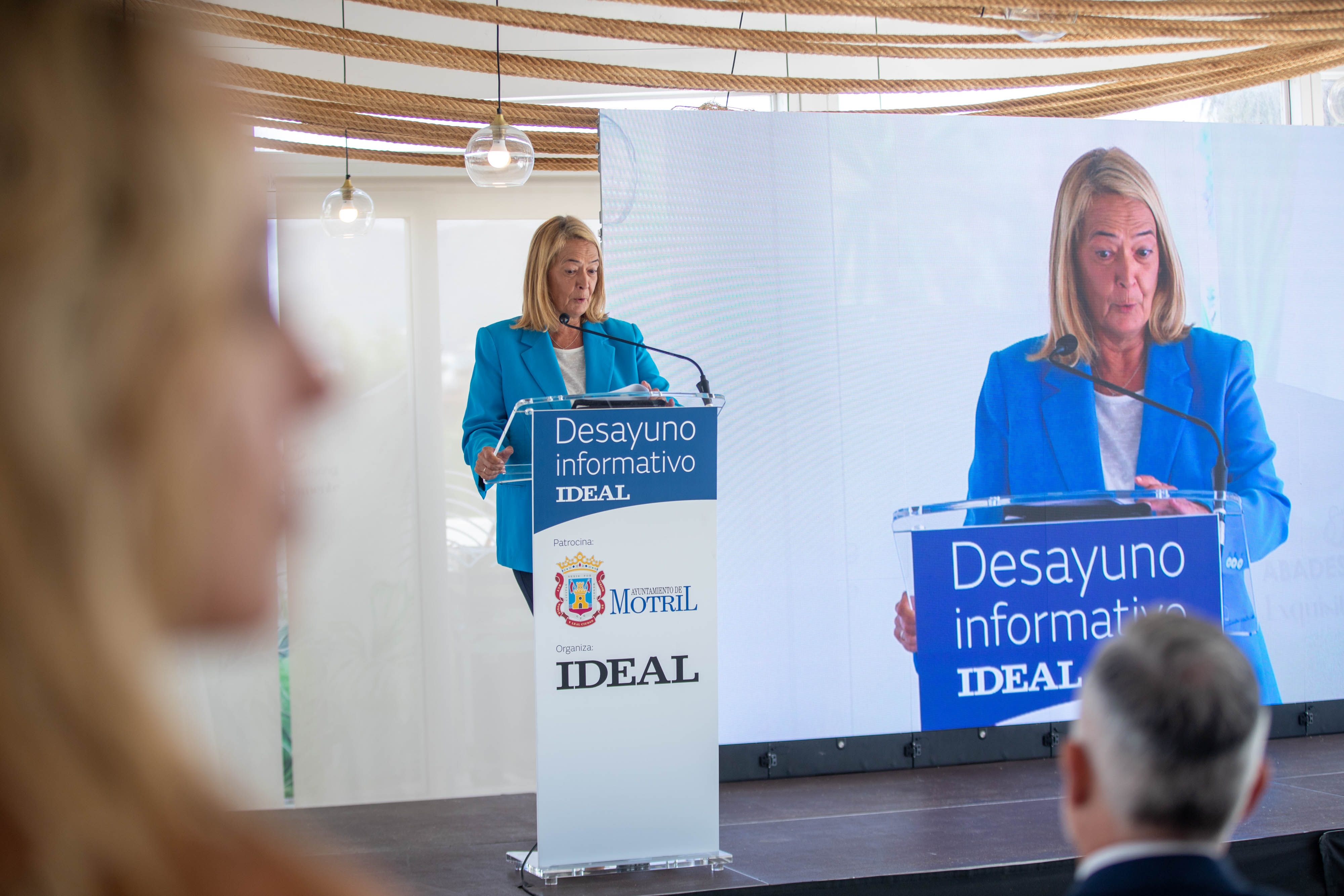 Las imágenes del desayuno informativo con la consejera Carolina España