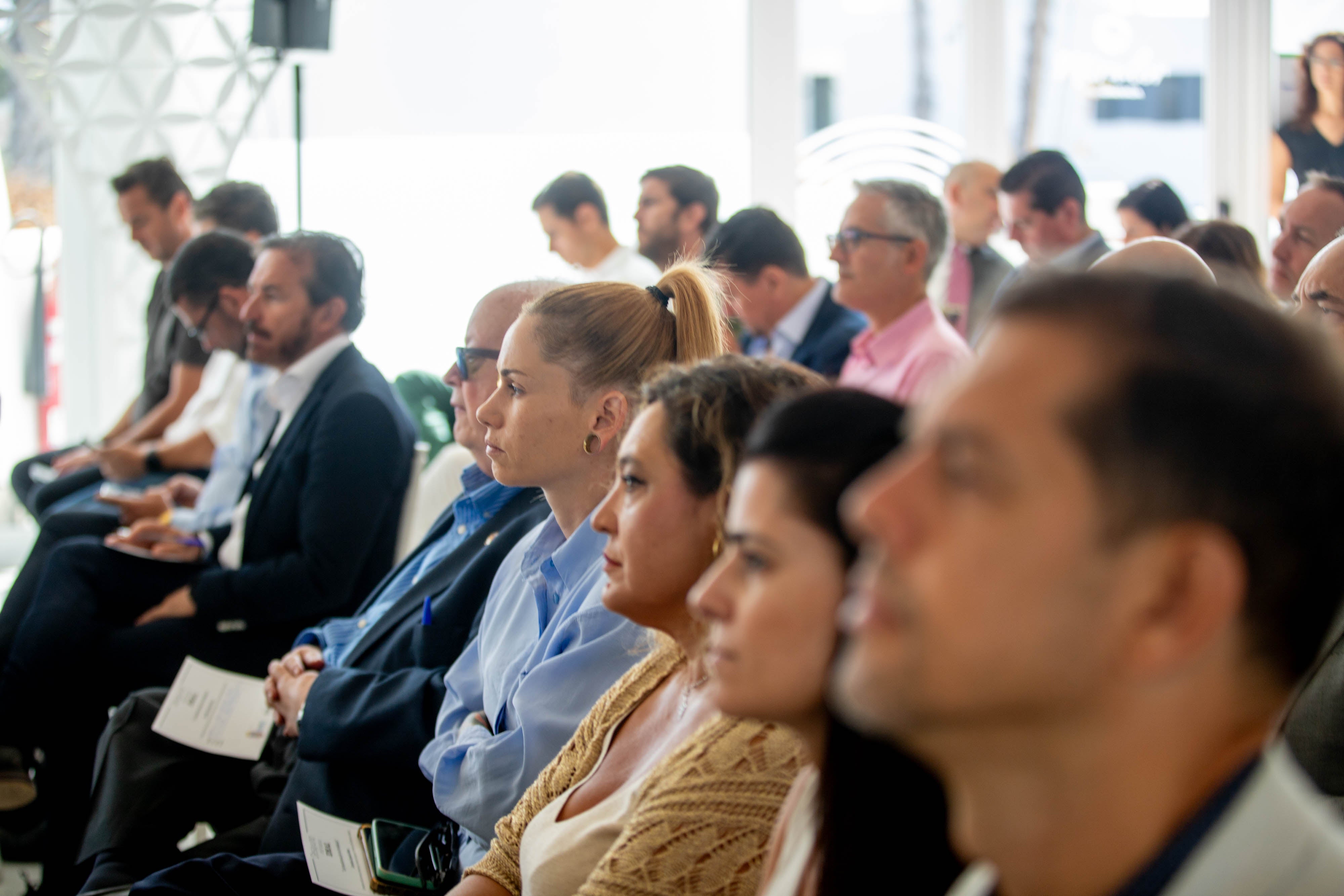 Las imágenes del desayuno informativo con la consejera Carolina España