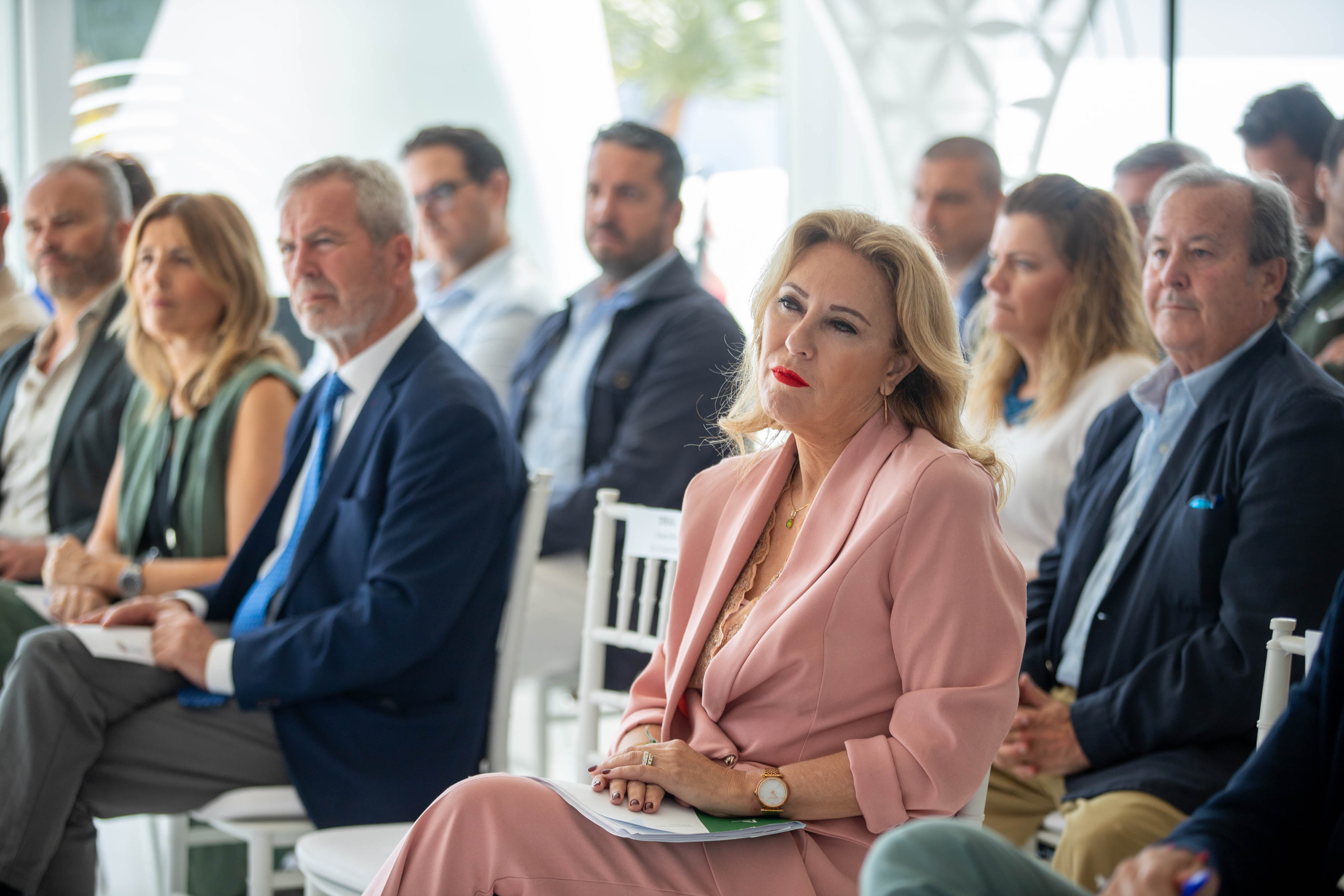 Las imágenes del desayuno informativo con la consejera Carolina España