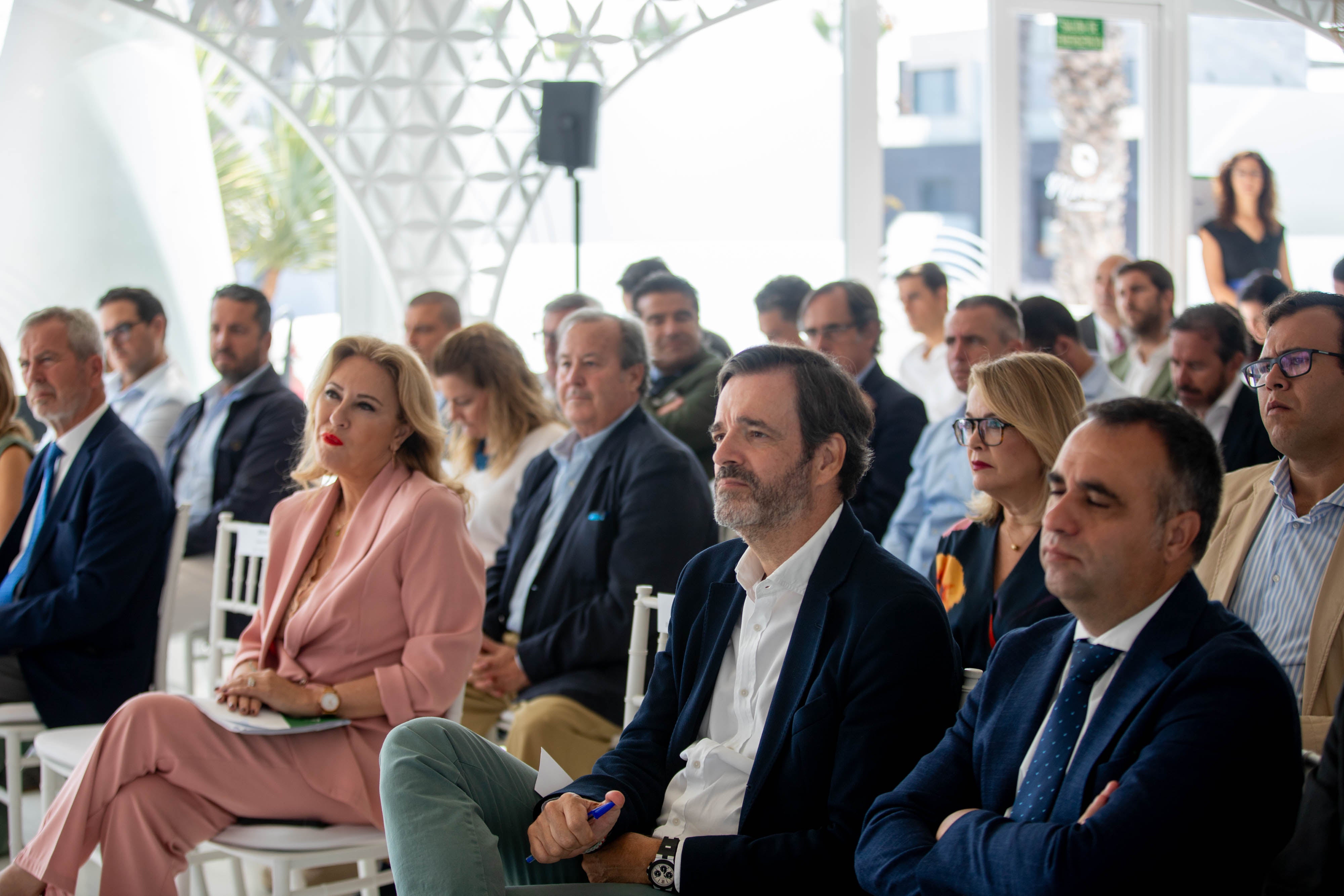 Las imágenes del desayuno informativo con la consejera Carolina España