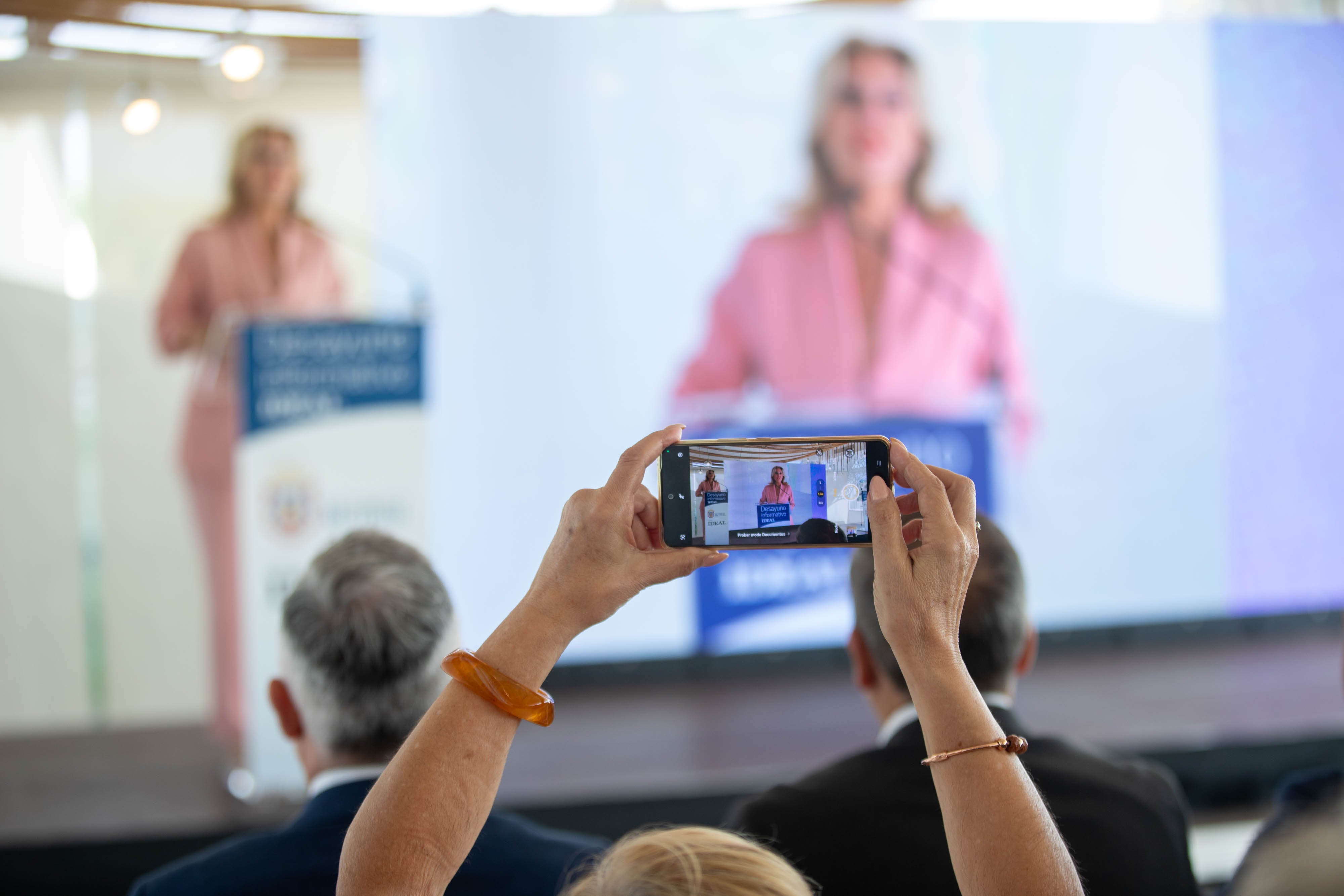Las imágenes del desayuno informativo con la consejera Carolina España