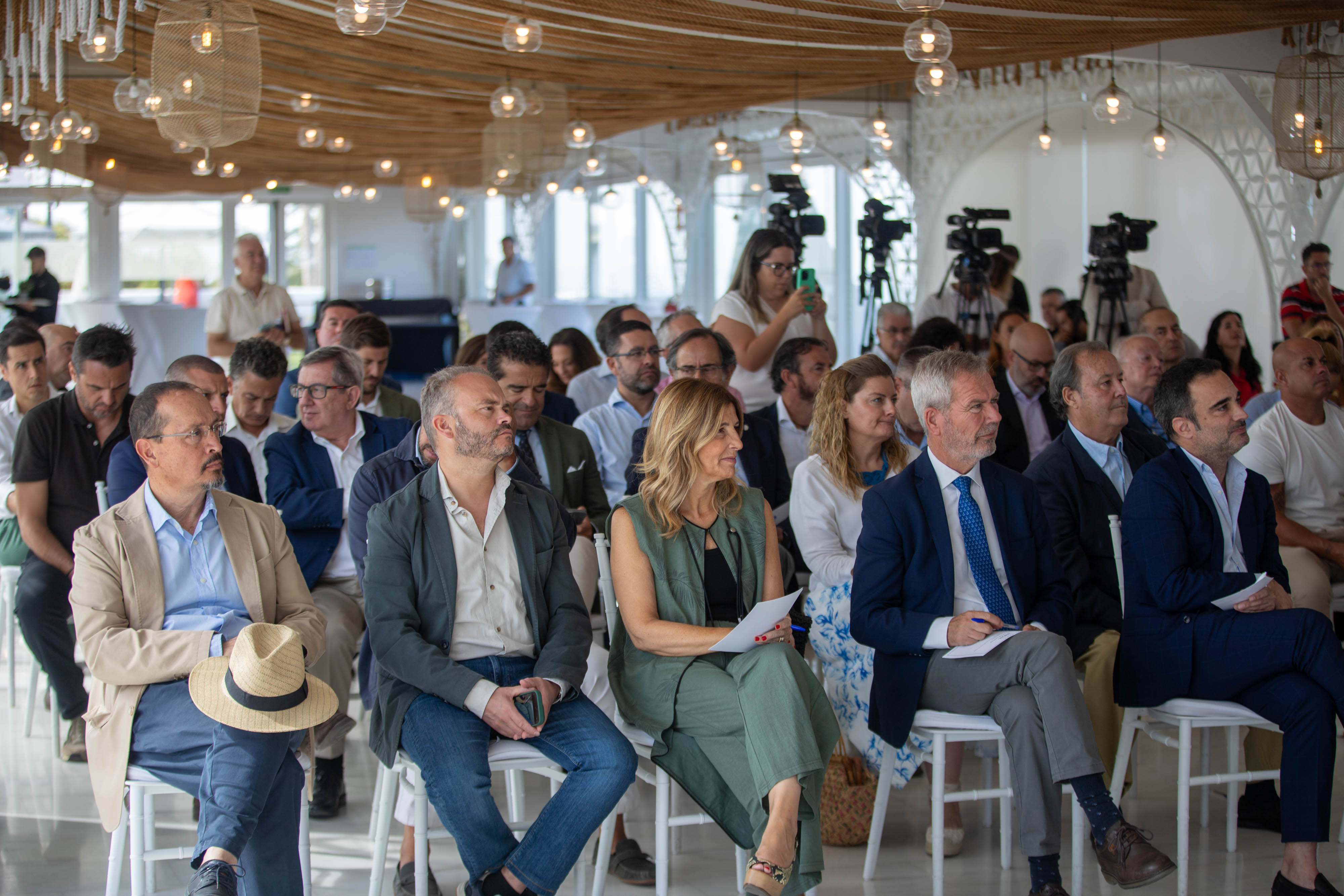 Las imágenes del desayuno informativo con la consejera Carolina España